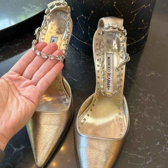 Manolo Blahnik aged gold pumps - Picture 2 of 8